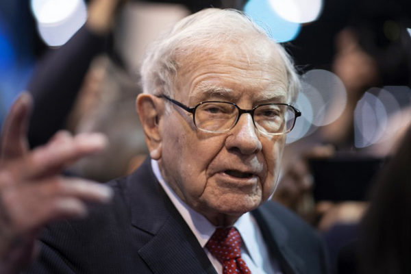 Ricos y admiradores celebran al multimillonario Warren Buffett