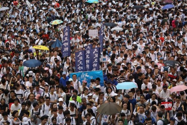 Miles de personas vuelven a las calles en Hong Kong a pesar de las amenazas chinas