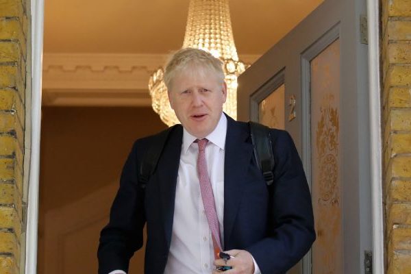 Boris Johnson se recupera del coronavirus en residencia campestre