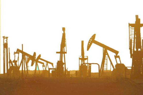 El petróleo de Texas cae un 13,06 % y cierra en 68,15 dólares el barril