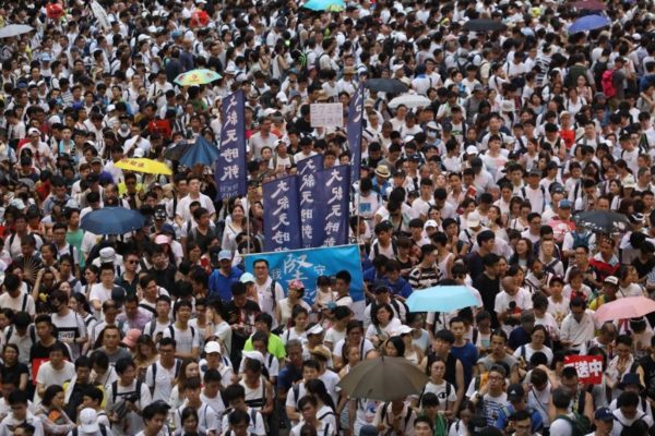 Miles retan prohibiciones chinas de manifestar en Hong Kong