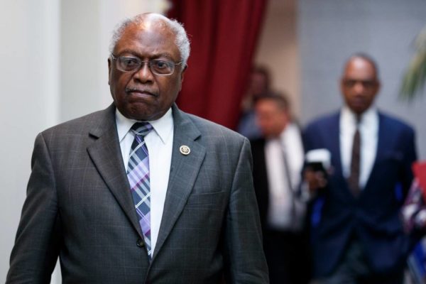 Clyburn: Juicio contra Trump necesitaría apoyo público