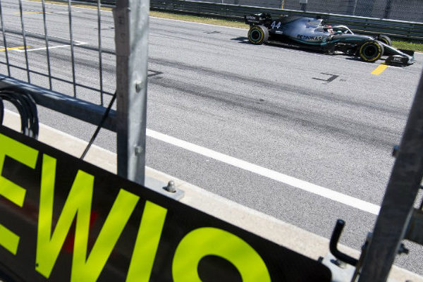 Hamilton, sancionado con tres puestos, saldrá quinto en Austria