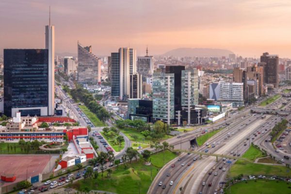 Brigada de migrantes venezolanos colabora con limpieza de río más contaminado de Lima