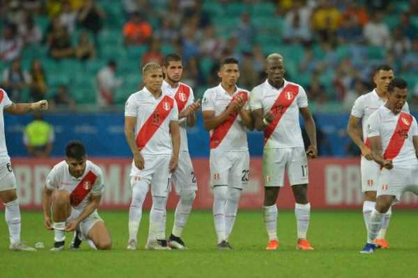 Perú elimina a Uruguay por penales y se cita con Chile en semifinales