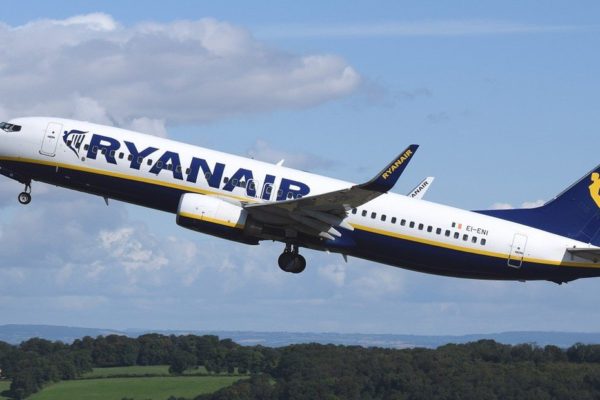 El beneficio de Ryanair se redujo en el primer trimestre por la caída de precios
