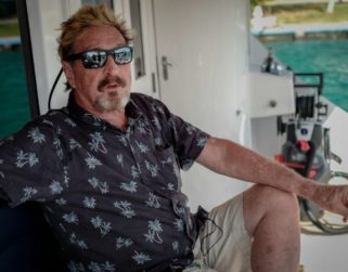 Viuda de McAfee acusa a gobierno estadounidense por la muerte del magnate