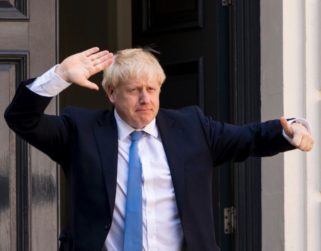 Boris Johnson nombra a hijo de migrantes como ministro de Economía británico