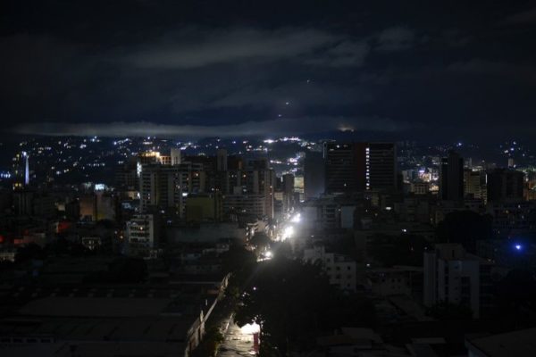 Luego de otro apagón nacional la luz comenzó a llegar en Caracas