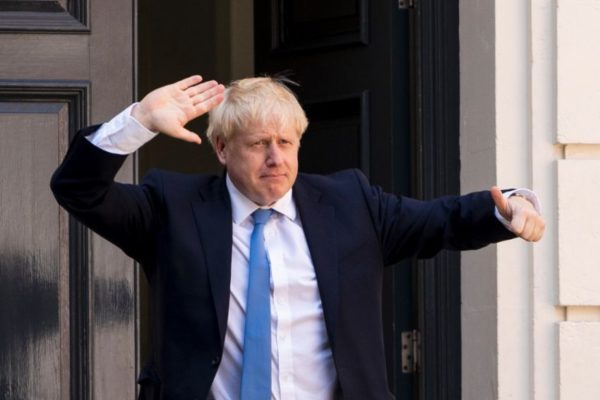 Boris Johnson nombra a hijo de migrantes como ministro de Economía británico