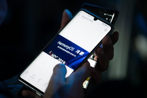 Huawei casi alcanza a Samsung en un declinante mercado de telefonía móvil