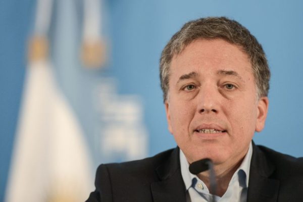 Crisis post electoral fuerza renuncia de ministro de Hacienda en Argentina