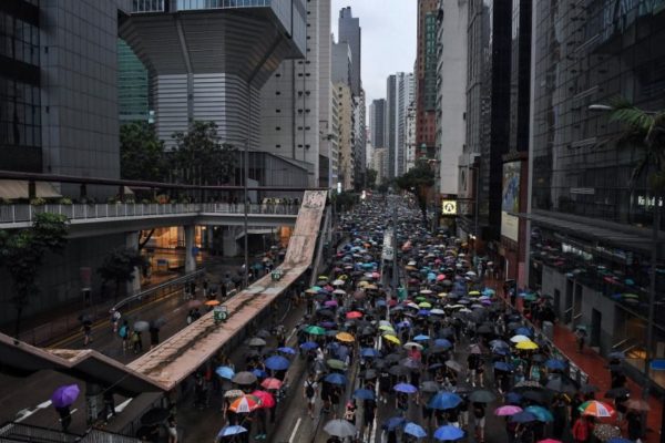 Manifestantes bloquean accesos al aeropuerto de Hong Kong