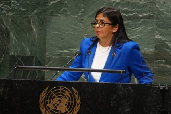 Delcy Rodríguez entregó copia del pacto de la Casa Amarilla a Secretario de la ONU