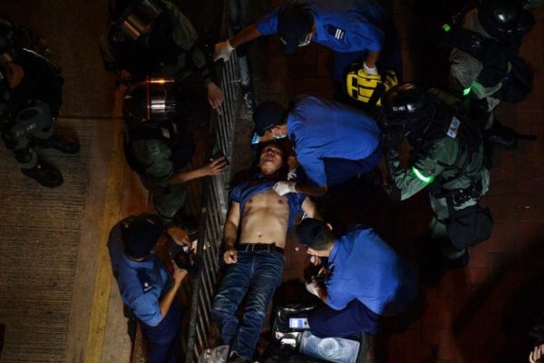 Violencia en Hong Kong escala y manifestantes piden apoyo a Gran Bretaña