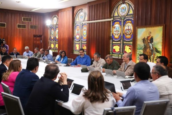 Maduro entrega gestión de empresas públicas a los gobernadores