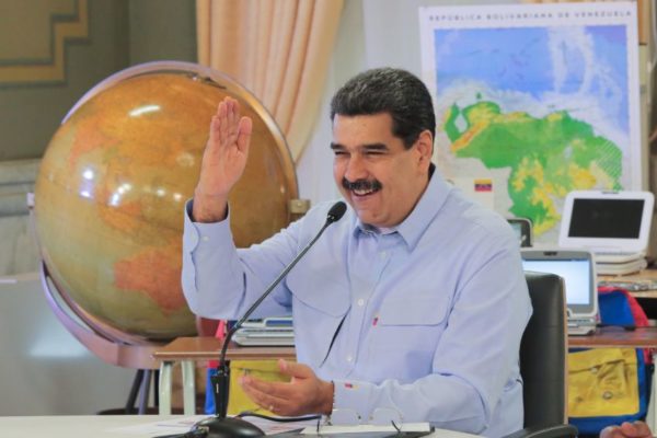 Maduro plantea instalar gallineros en escuelas para paliar crisis alimentaria