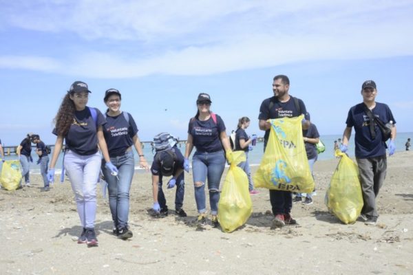 Telefónica | Movistar movilizó su voluntariado para limpiar playas en La Guaira