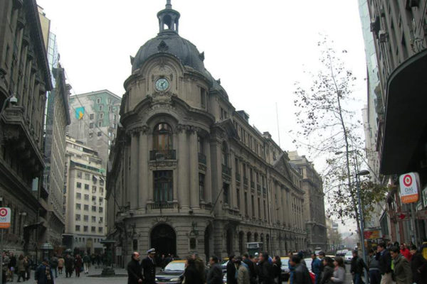 Bolsa y peso chileno se desploman tras estallido social