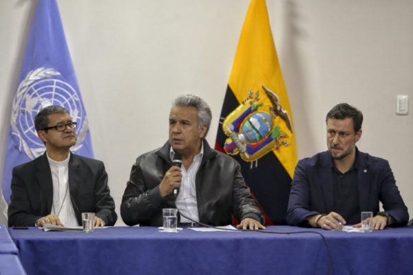 Moreno mantiene subsidios a combustibles y acuerda fin de protestas en Ecuador