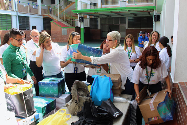 Voluntariado de Banesco entrega útiles a alumnos de colegio de la AVEC en La Pastora