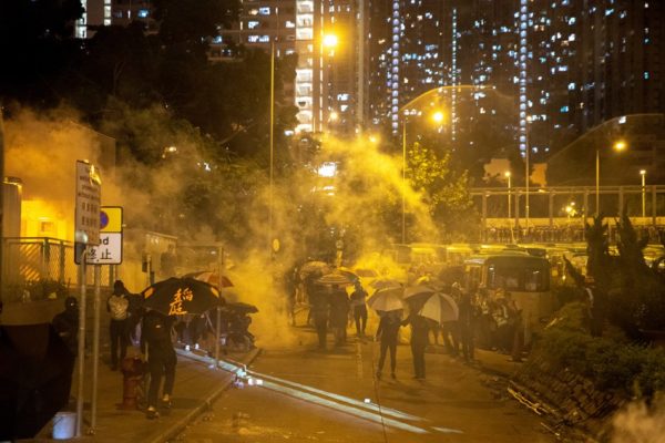 Manifestantes con máscaras desafían al gobierno de Hong Kong