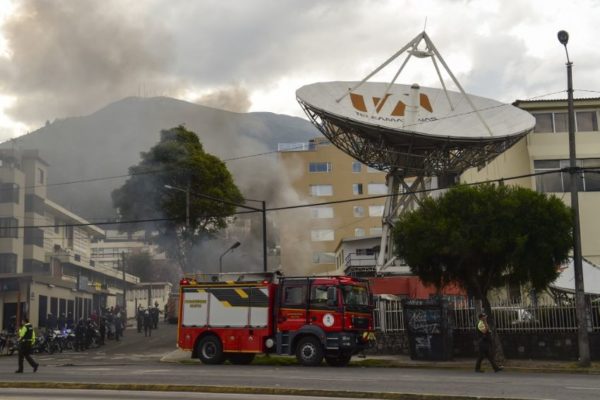 Manifestantes atacan a Teleamazonas y al diario El Comercio en Ecuador