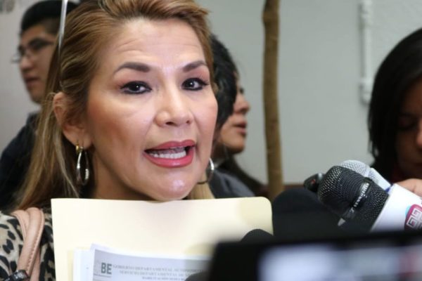 Senadora opositora conduciría Bolivia tras renuncia de Morales