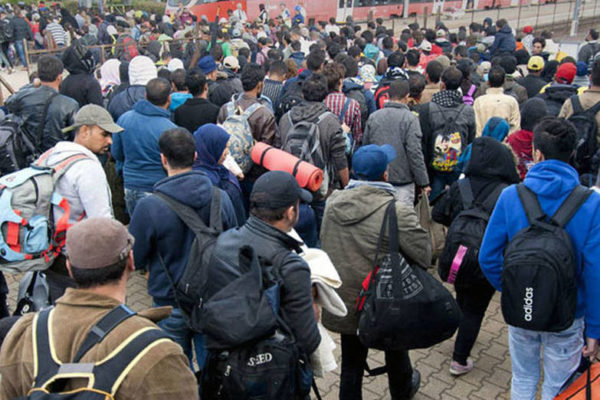 Miles regresan y miles se van: la emigración camina por la frontera para huir de la miseria