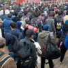 Miles regresan y miles se van: la emigración camina por la frontera para huir de la miseria