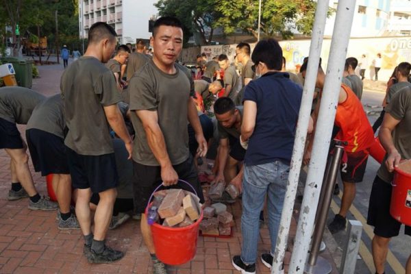 Inusual despliegue de soldados chinos para limpiar las calles de Hong Kong