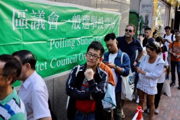 Ciudadanos de Hong Kong votaron de forma masiva y sin altercados