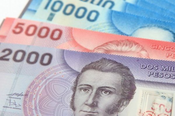 Peso chileno cayó a mínimo histórico de 812 por dólar debido a la crisis