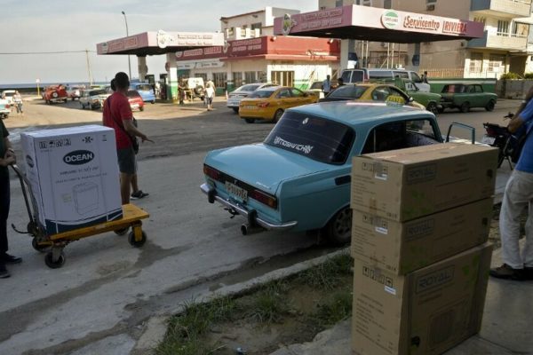 Con largas filas comienzan las ventas en dólares en Cuba