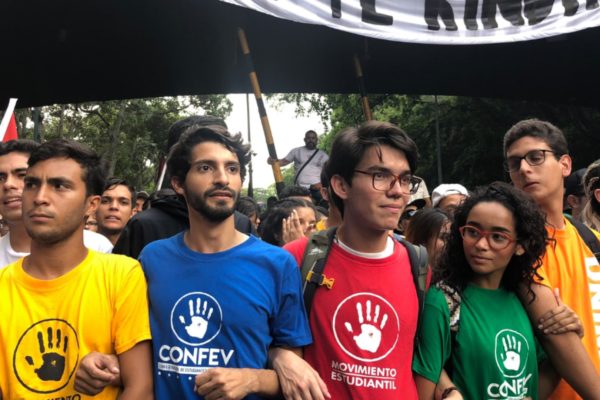 Estudiantes universitarios pidieron a militares cesar apoyo a Maduro