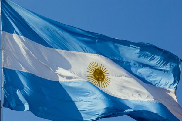 Senado argentino aprueba ley de emergencia económica de Fernández