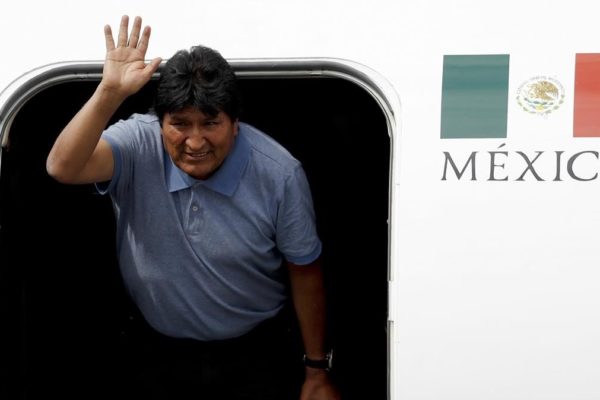 Evo Morales firma poder para inscribirse como candidato al parlamento boliviano