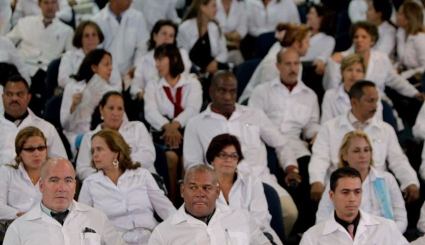 M&eacute;dicos cubanos denuncian sistema de esclavitud en misiones internacionales