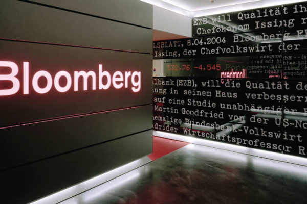 Multan a agencia Bloomberg por difusión de noticias falsas sobre la Bolsa de París