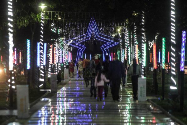 Gobierno ilumina una burbuja de consumo en dólares en la que entran pocos