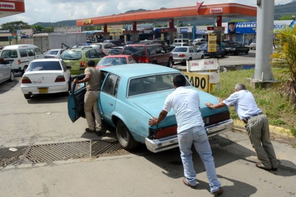 Venezolanos cierran el 2019 padeciendo por la escasez de gasolina