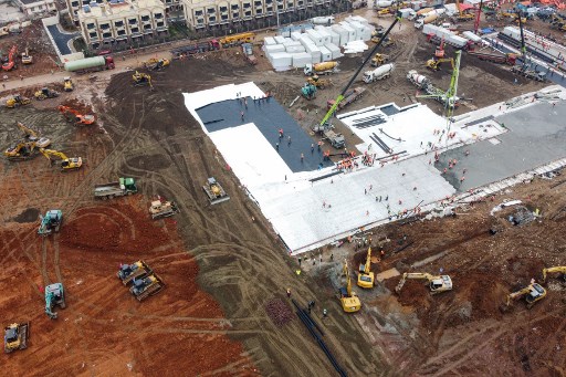 Carrera contrarreloj en Wuhan para construir un hospital en 10 días