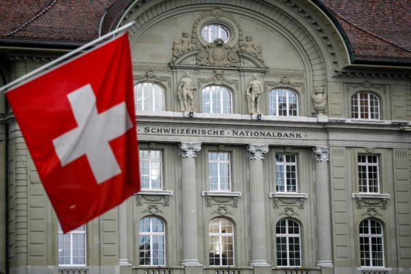 Suiza sigue los pasos de la Fed y sube sus tipos de interés medio punto