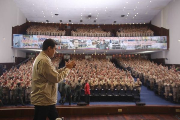 Maduro ordena ejercicios militares en cinco mayores ciudades del país