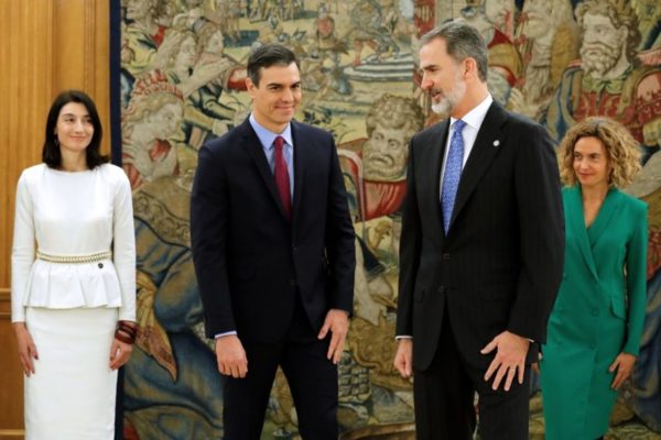 Sánchez asume «gobierno moderado» con Podemos en España