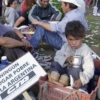 Entregan tarjetas alimentarias en Buenos Aires para combatir el hambre