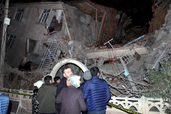 Al menos 20 muertos en un potente terremoto en Turquía