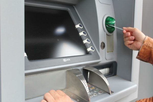 Banca ha reducido más de 7.000 empleos y cerrado 24,2% de su red de cajeros automáticos en un año