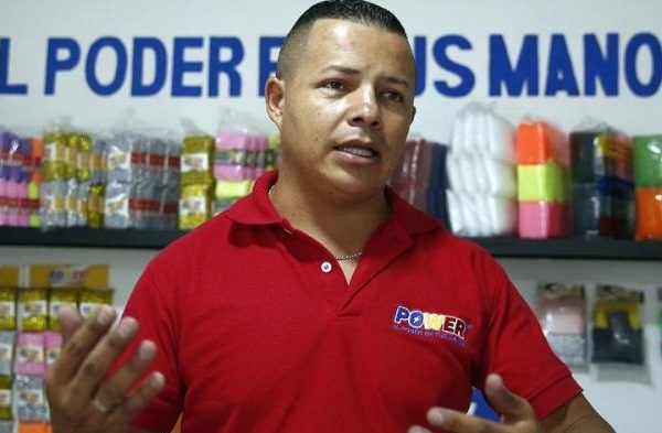 De vendedor a empresario: el colombiano que escaló con sus esponjas de cocina