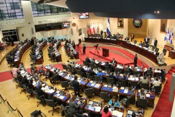 Congreso salvadoreño busca saldar deuda con víctimas de guerra y pensionados